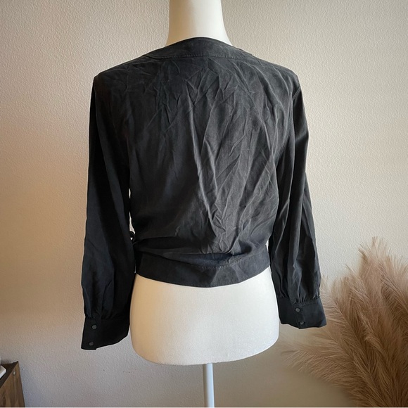 Everlane The Washable Silk Wrap Top in Black Size 8 - Picture 6 of 10